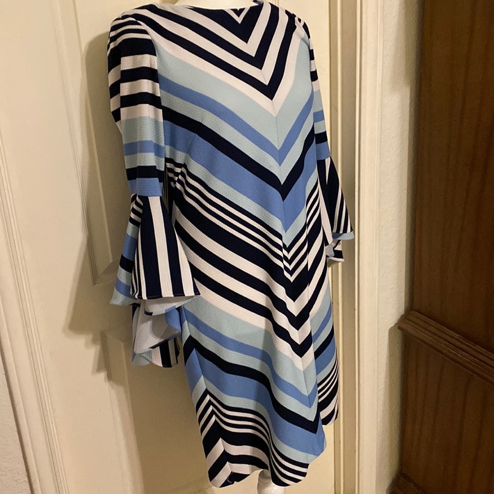 Fun and Flirty Roz&Ali dress Size Small (Fits Size 4-6)
